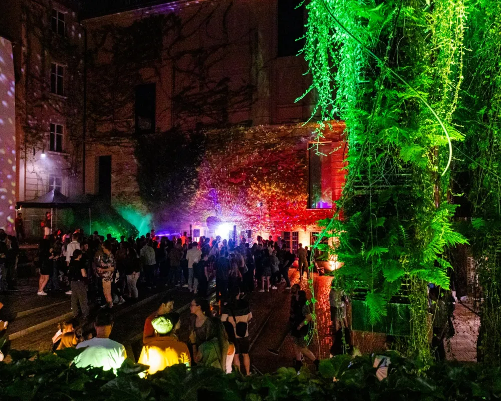 Kultur und Party im lauschigen Innenhof