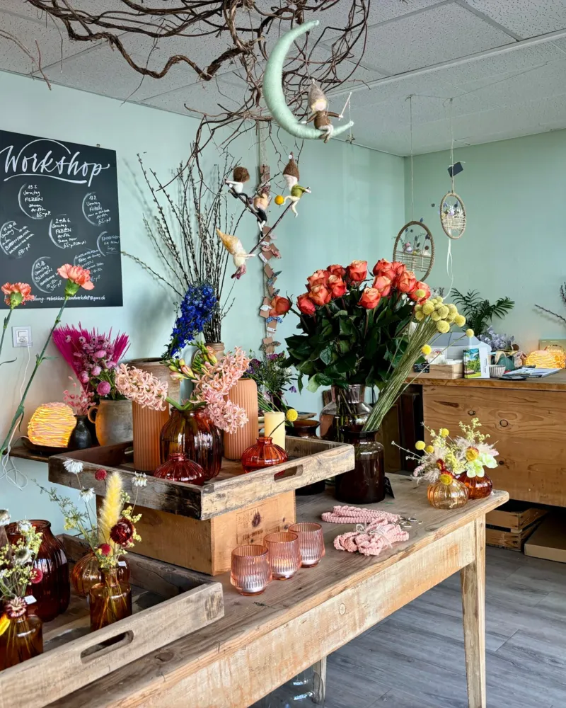 Blumige Dekorationen