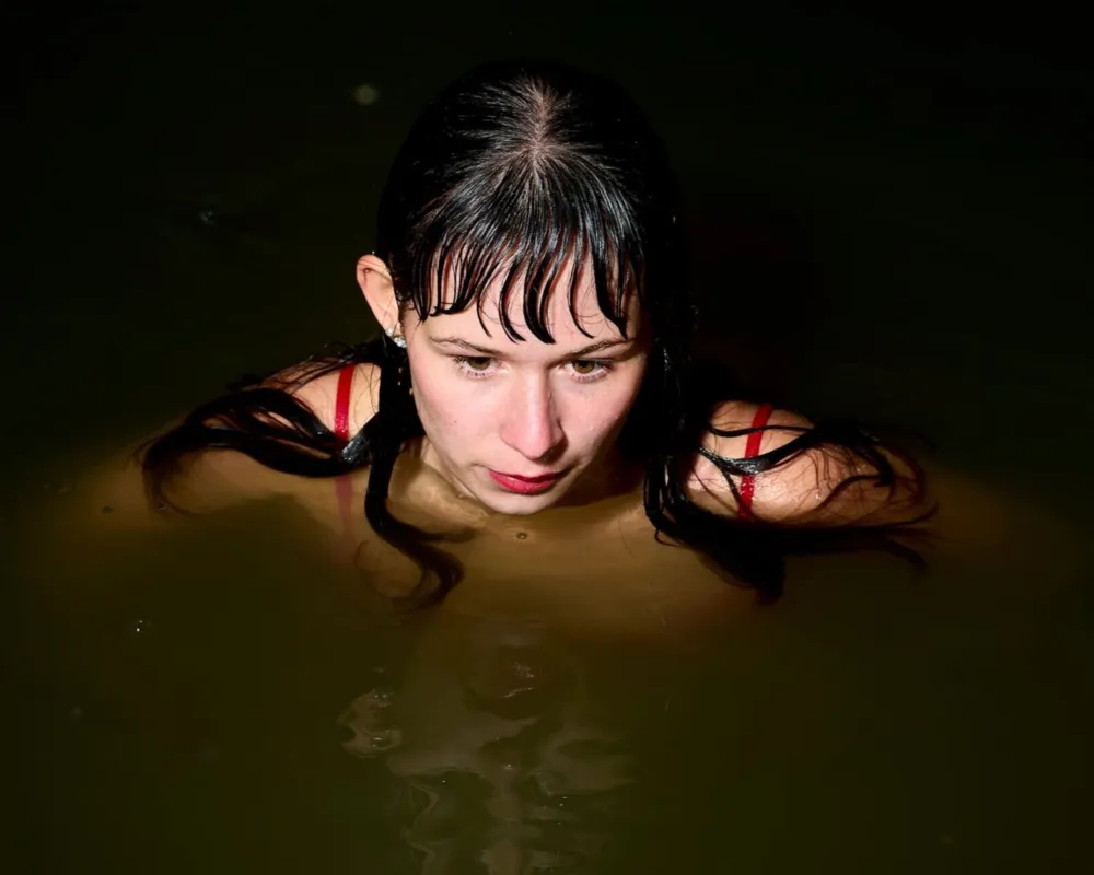 Eine Frau  schwimmt  im Rhein-Wasser.