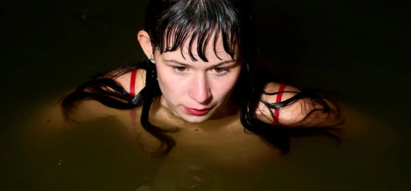 Eine Frau  schwimmt  im Rhein-Wasser.