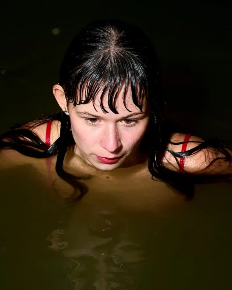 Eine Frau  schwimmt  im Rhein-Wasser.