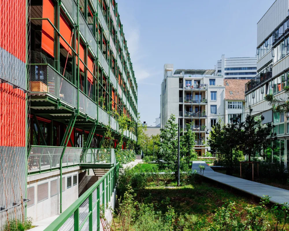 Volta Nord / Lysbüchel Süd: Rückseite mit Innenhof bzw. Park der Habitat-Liegenschaft an der Weinlagerstrasse in Basel.