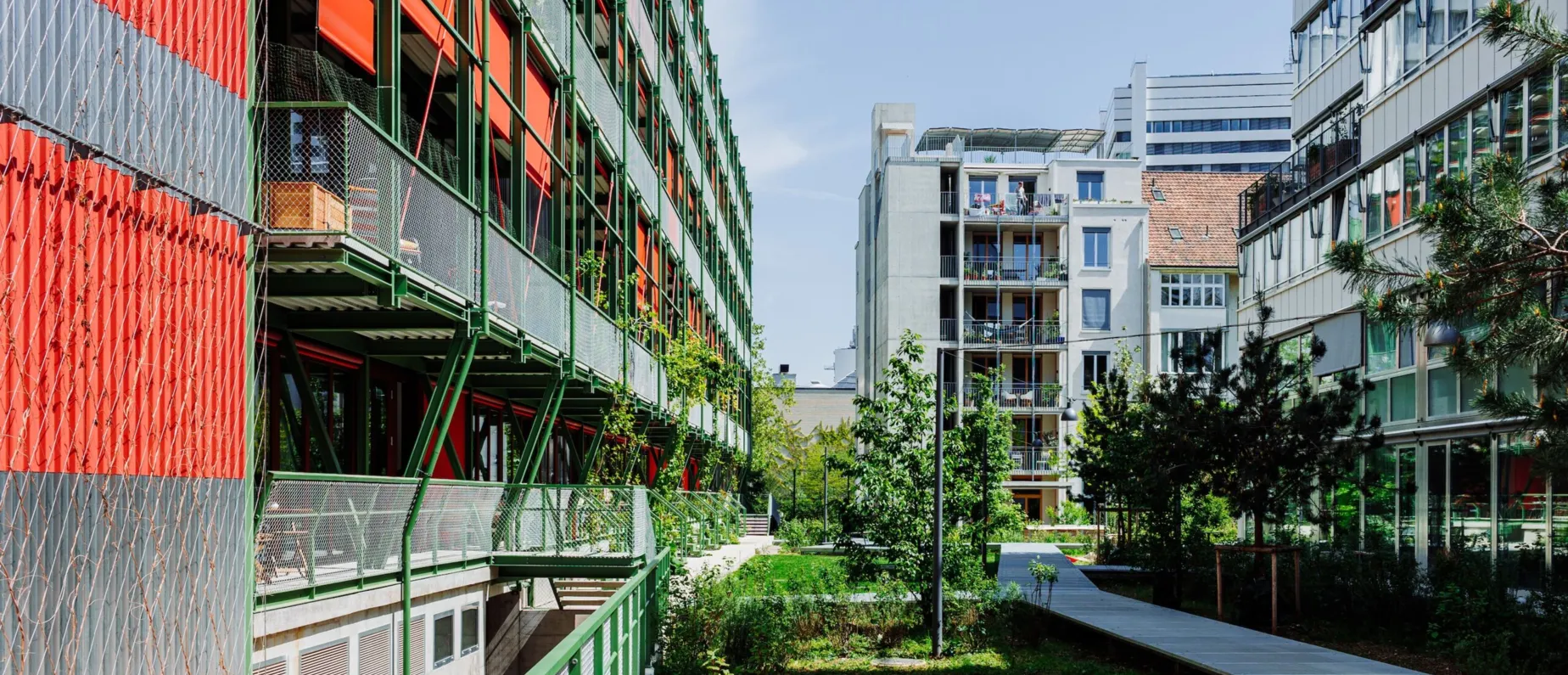 Volta Nord / Lysbüchel Süd: Rückseite mit Innenhof bzw. Park der Habitat-Liegenschaft an der Weinlagerstrasse in Basel.