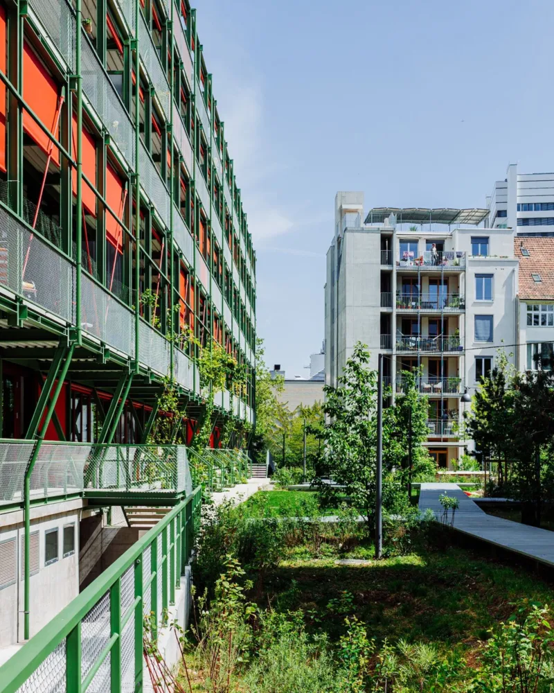 Volta Nord / Lysbüchel Süd: Rückseite mit Innenhof bzw. Park der Habitat-Liegenschaft an der Weinlagerstrasse in Basel.