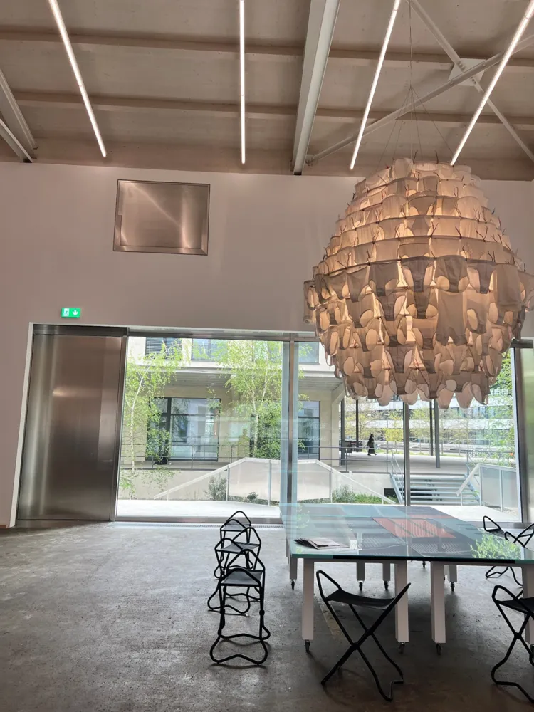 So schön wurden Unterhosen selten inszeniert: Der Kronleuchter von Pippilotti Rist.