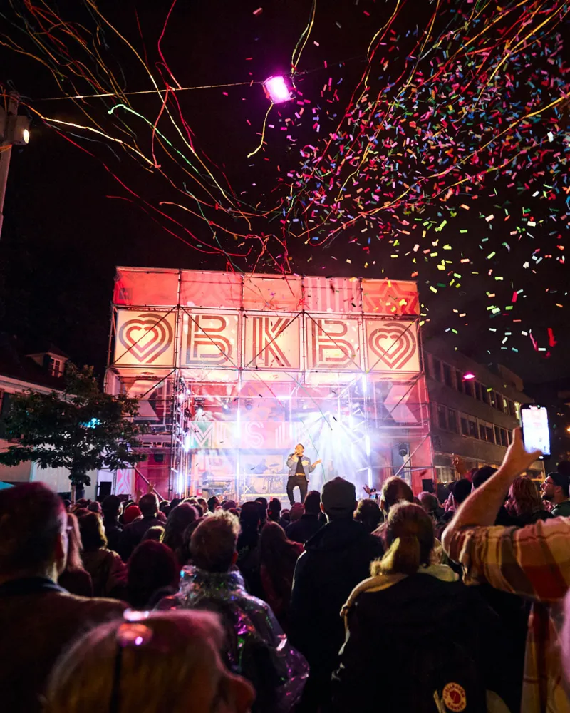 Ein letztes Mal Stadtliebe pur – Das Flâneur Festival verwandelte die Elisabethenstrasse zum grossen Finale in eine lebendige Bühne. Workshops, Musik, Kulinarik, Shopping und ein friedlich-fröhliches Miteinander machten den Abschied einzigartig.