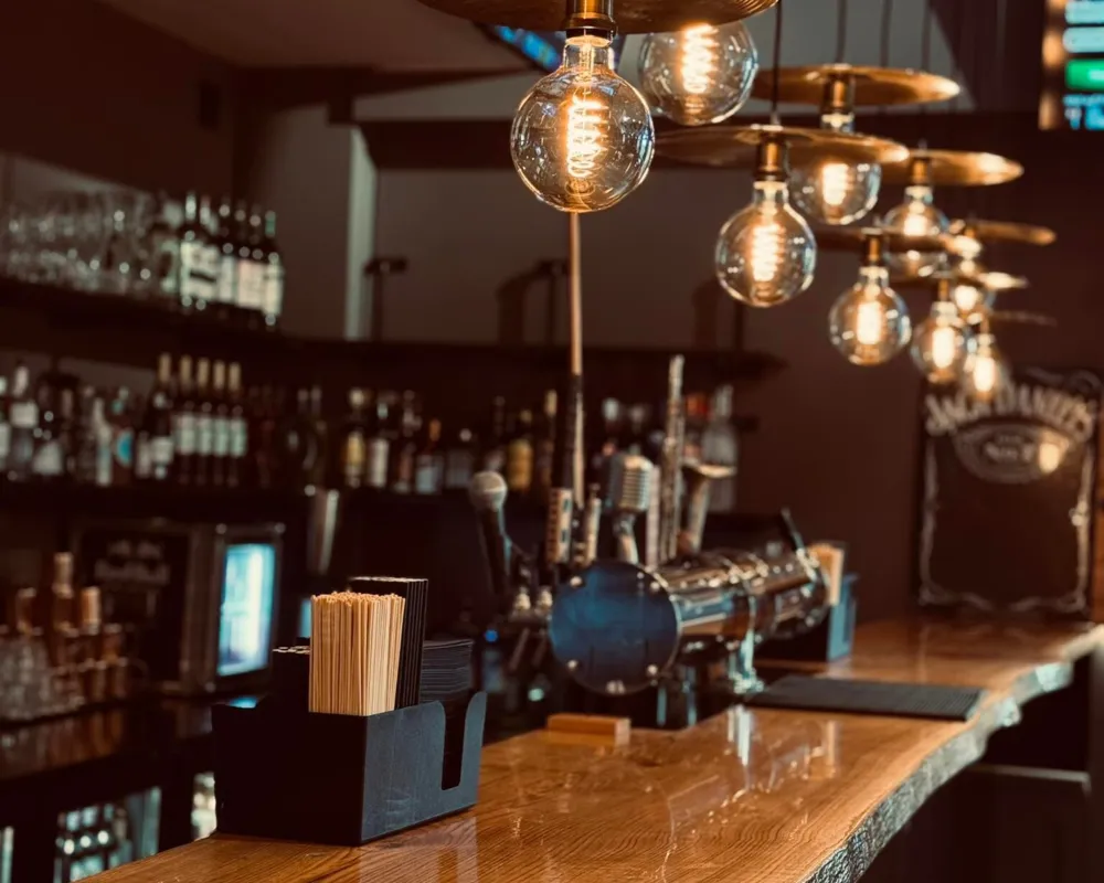 Henry's Live Music & Sports Bar