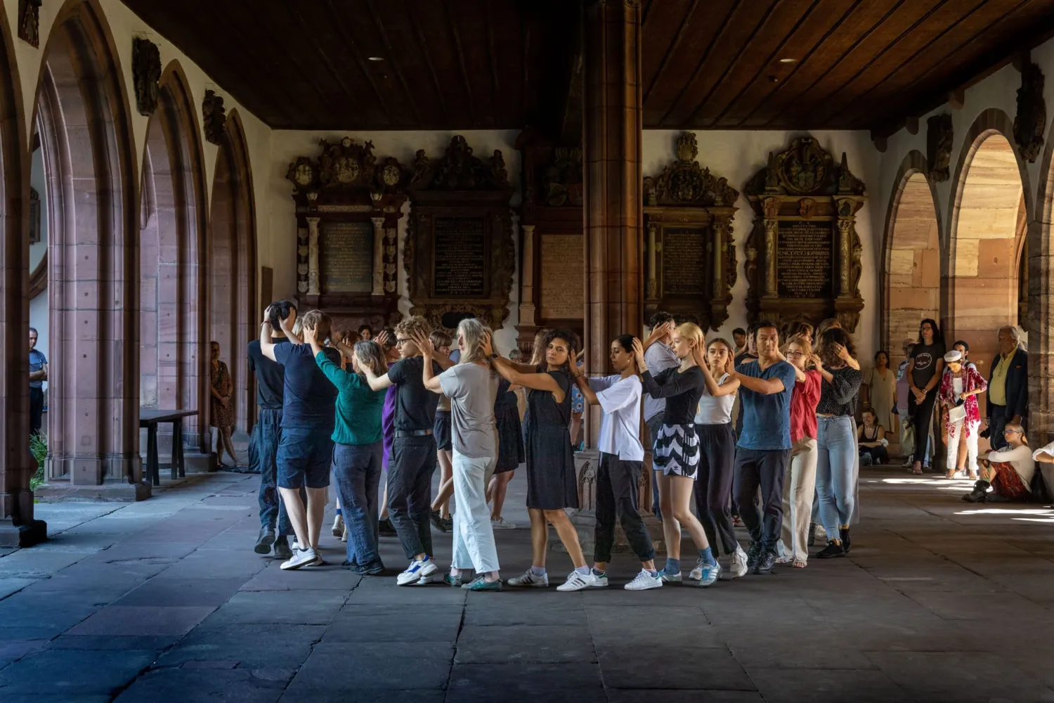 Isaac Chong Wai, Difference Indifference - Performance im Basler Münsterkreuzgang, Kunsttage Basel 2022