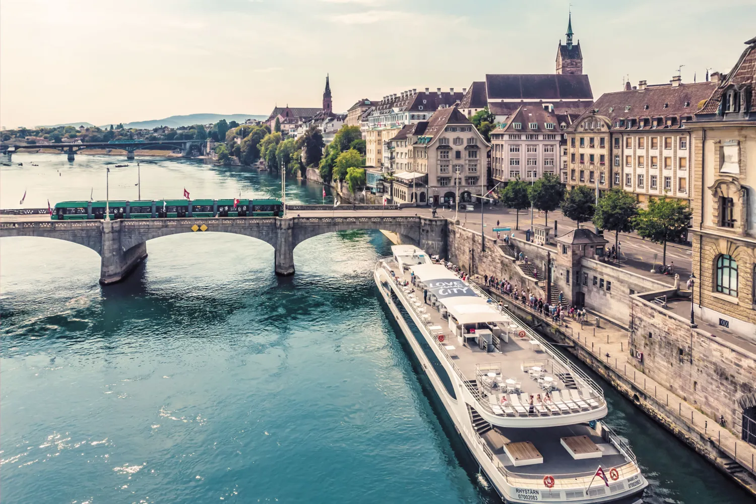 Hüpf an Bord und geniesse bei einem feinen Dinner lokalen Genuss während du dem Sonnenuntergang entgegenschipperst.