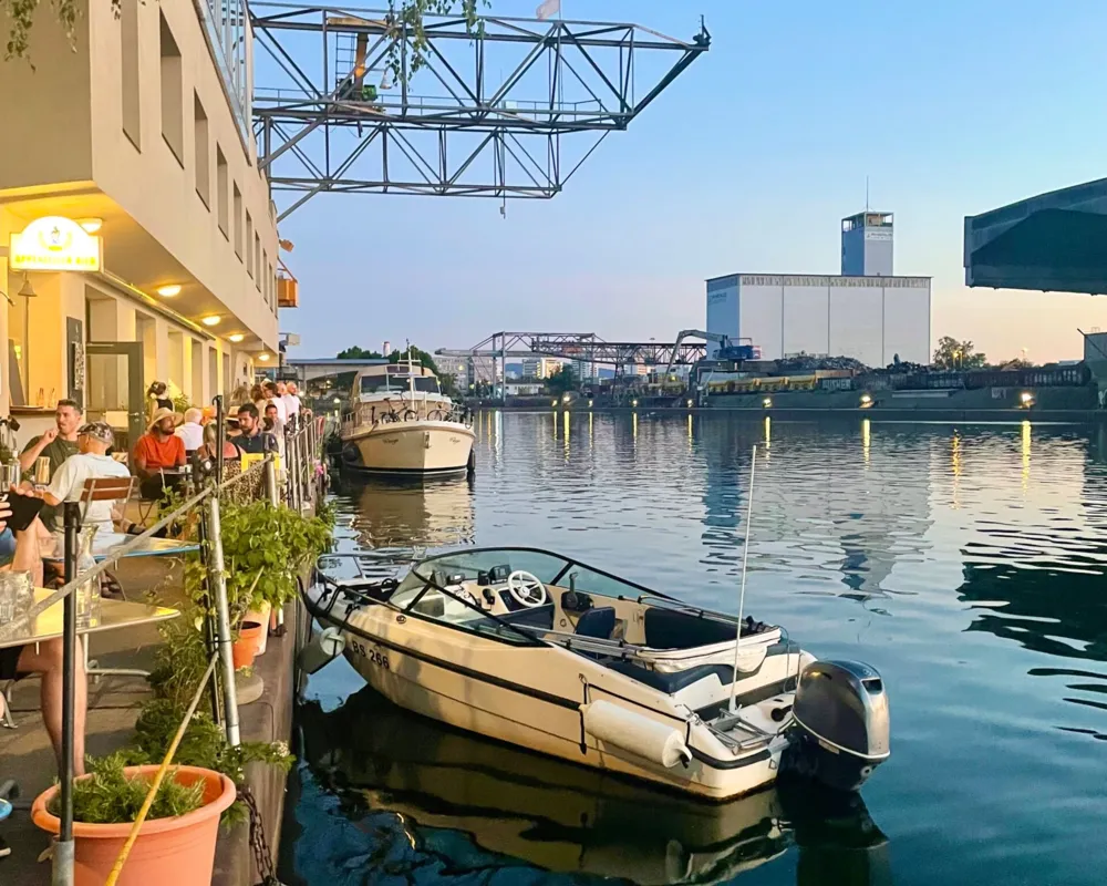 Filmperlen mit Blick aufs Wasser