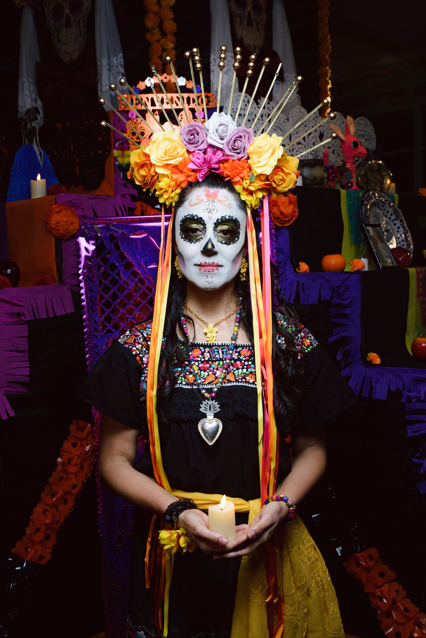 Catrina-Figur mit traditionellem Kopfschmuck