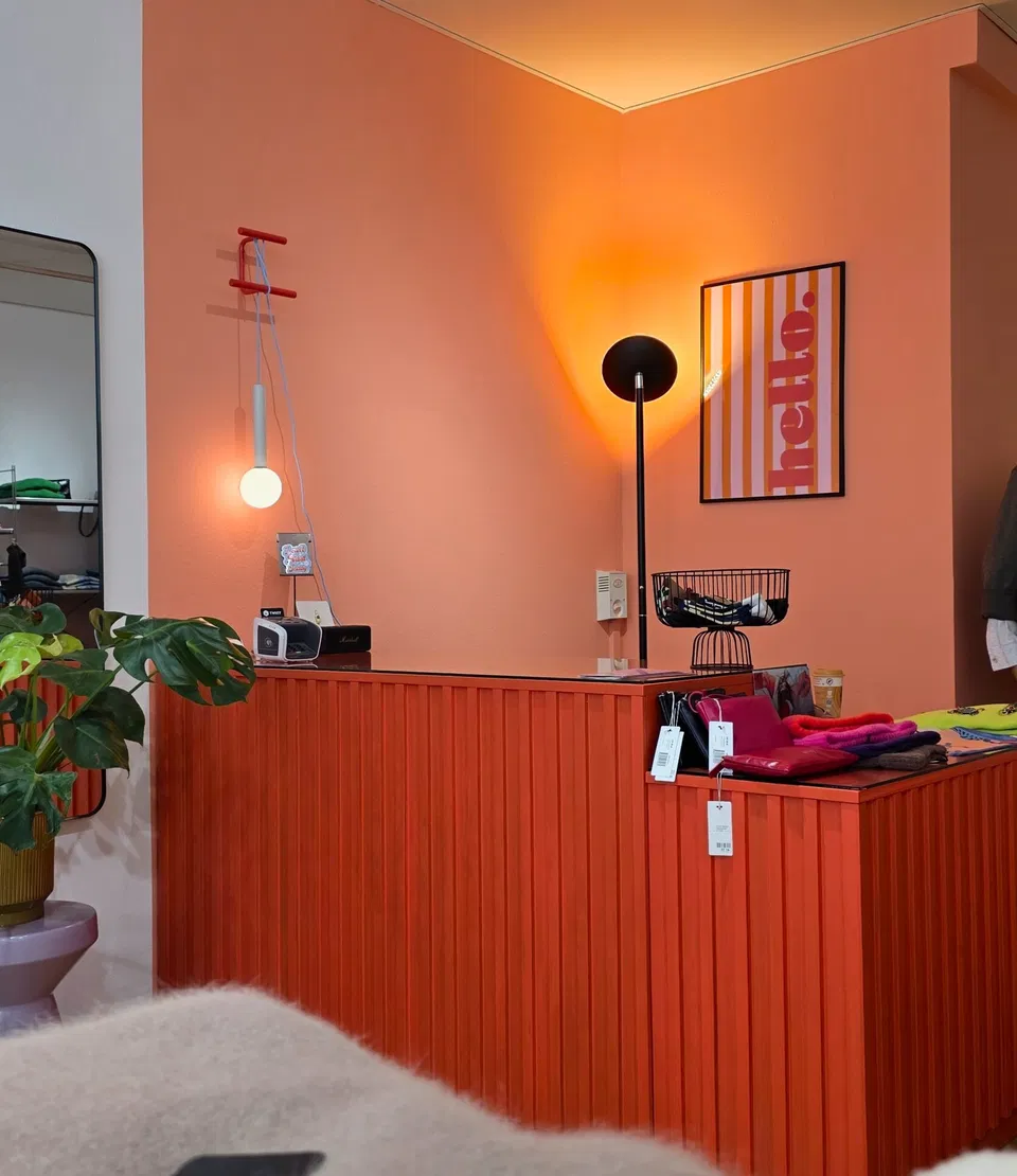 Zeitlose Mode mit bunten Highlights