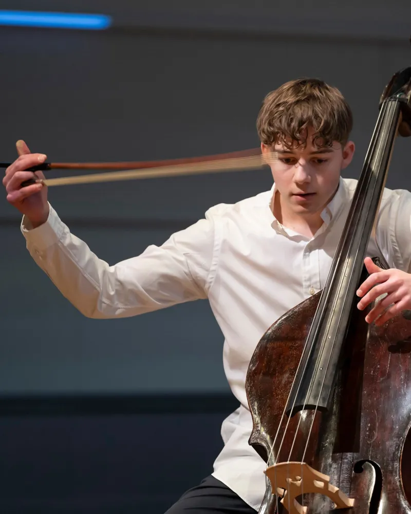 Elias Kobi, Kontrabass