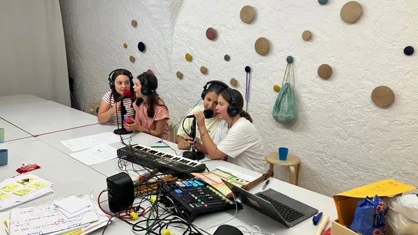 Radioluft schnuppern: Radiobande-Special – Demokratie fängt mit der Stimme an!