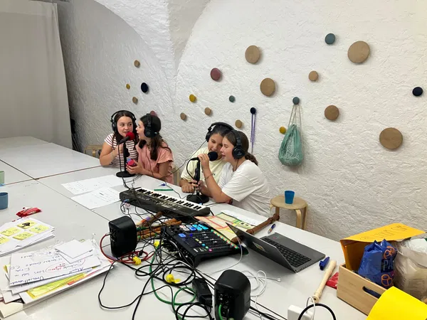 Radioluft schnuppern: Radiobande-Special – Demokratie fängt mit der Stimme an!