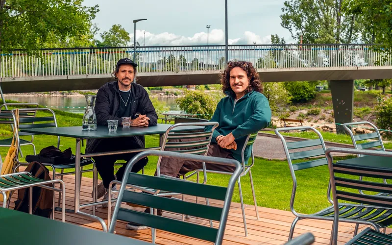 Entspannte Ente trifft coole Krabbe