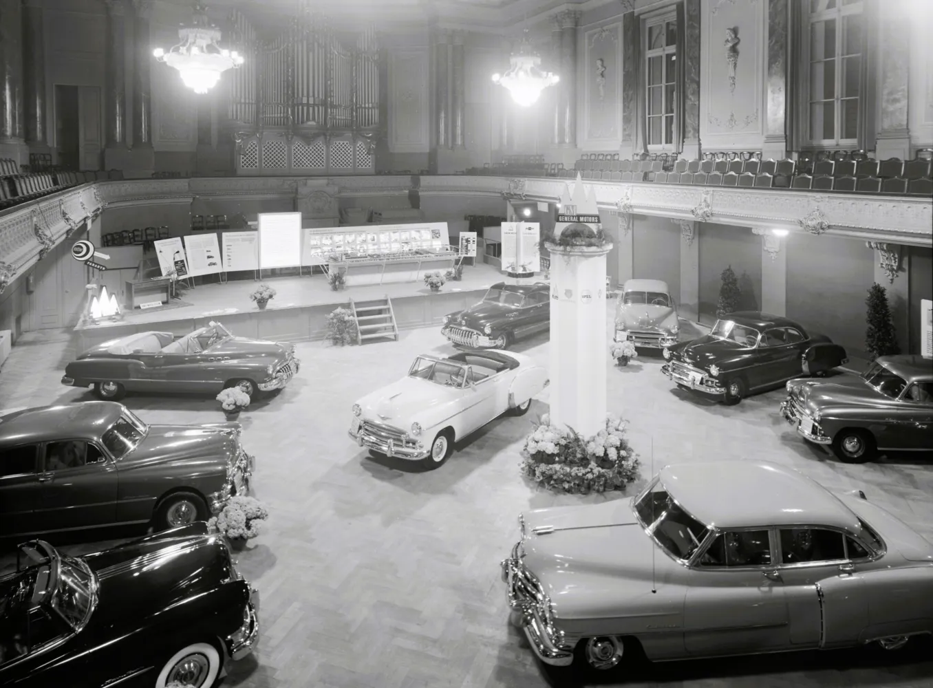 Auch dafür wurde der Musiksaal genutzt: Autoausstellung um 1950.
