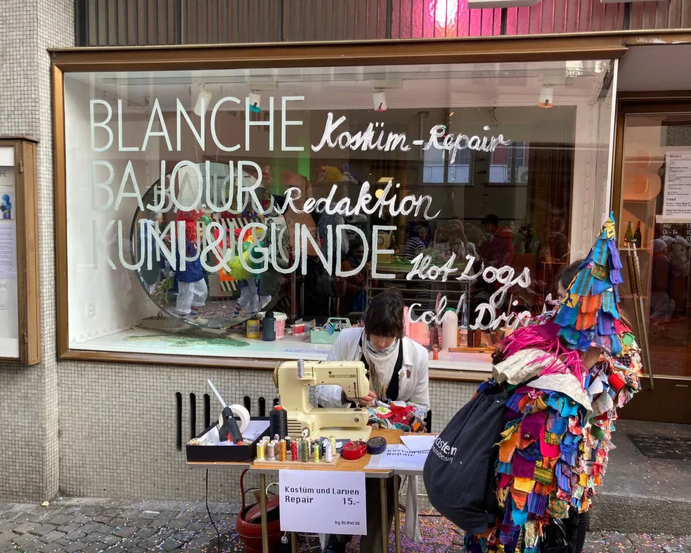 Kostüm-Repair-Service während der Fasnacht
