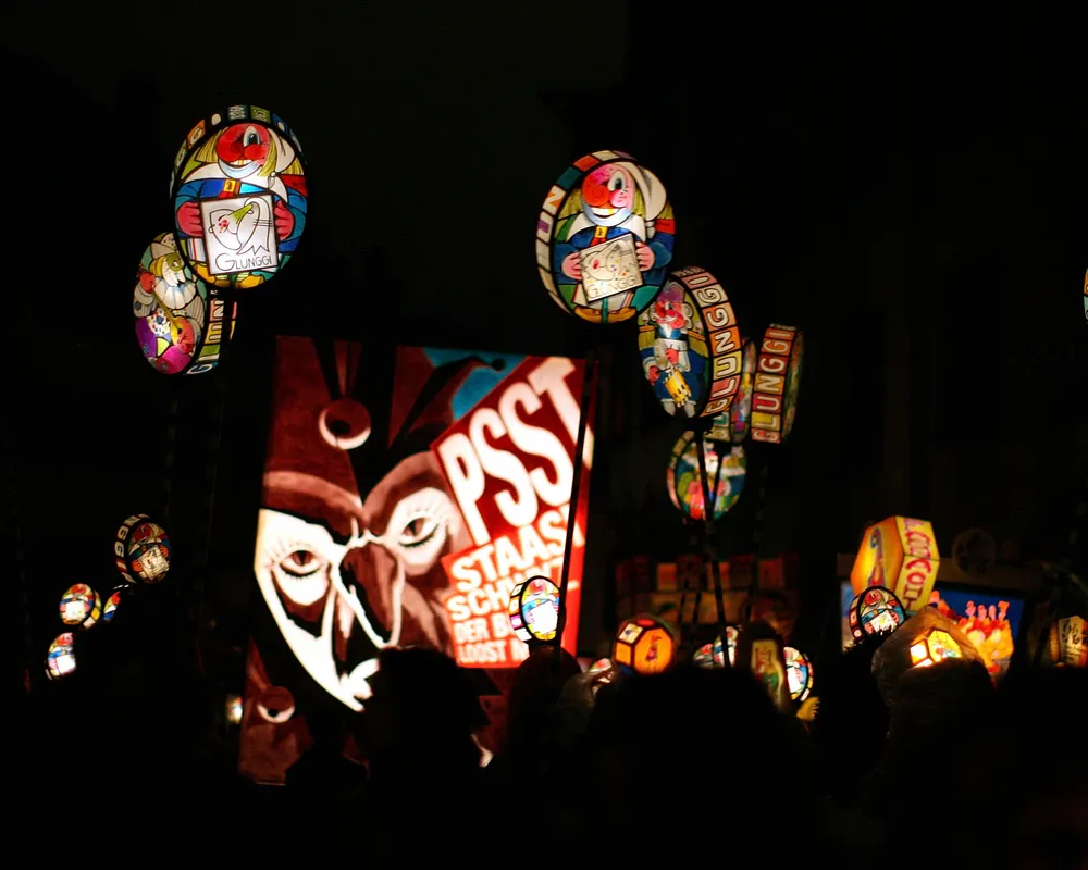 Die Basler Fasnacht beginnt mit dem Morgenstreich und einer zünftigen Mehlsuppe am Montag Morgen .