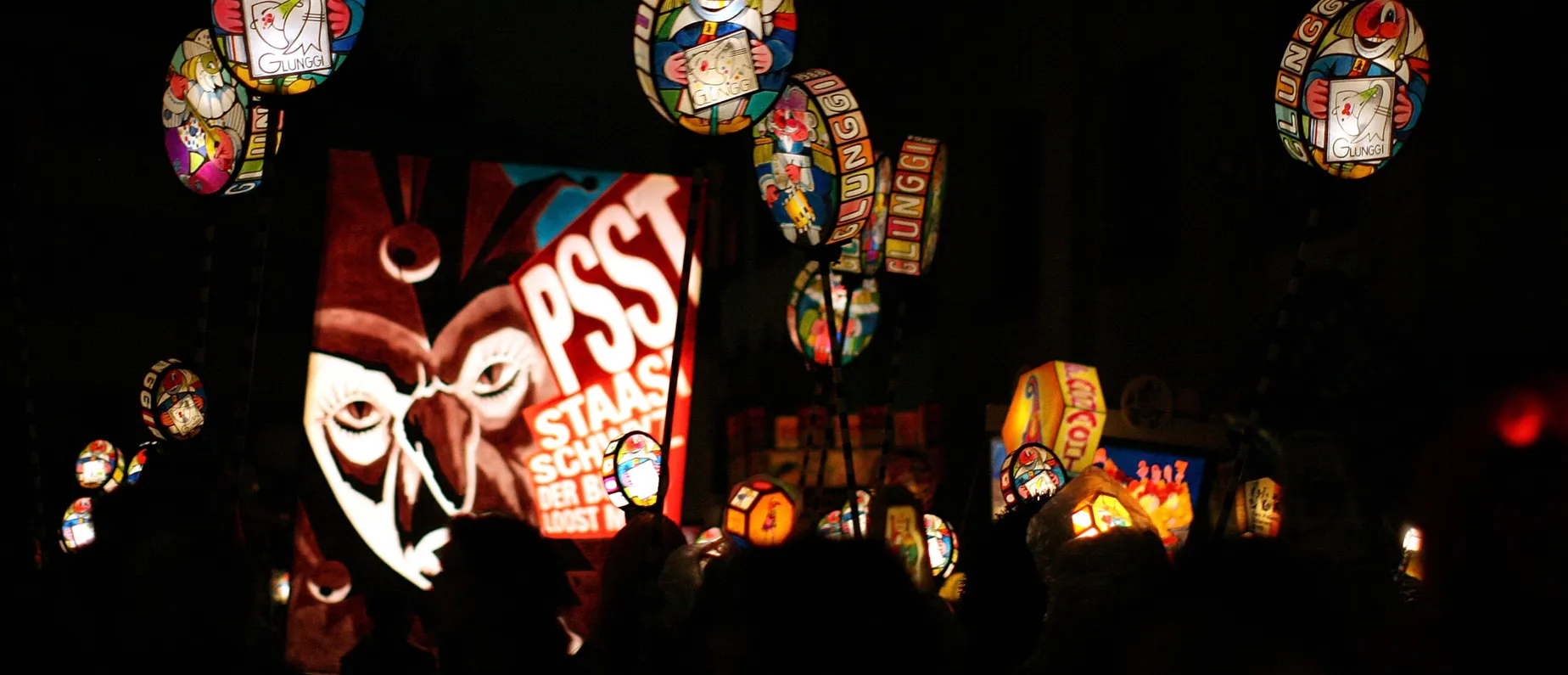 Die Basler Fasnacht beginnt mit dem Morgenstreich und einer zünftigen Mehlsuppe am Montag Morgen .