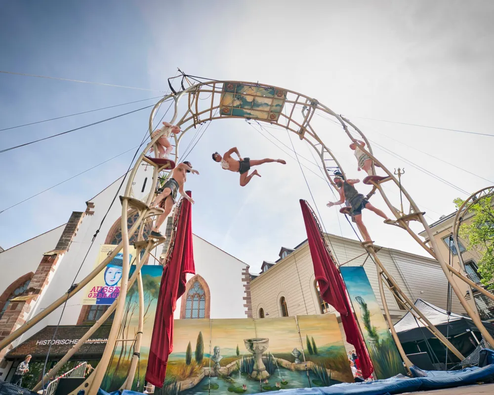 Circus-Spektakel drinnen & draussen