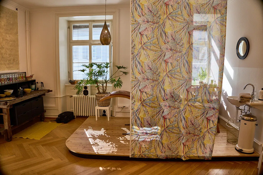 Eröffnung, Neu, Rhein, Totentanz, Licht, Sonne, Sommer, Herbst, Wasser, Haare im Leben, Haar, Haare, Haarschnitt, Natur, Kopfhaut, Natürlich, Natürlichkeit, Locken, Bürste, Haarpracht, Lebensgefühl, Almut Reich, im Salon, © Photo Christian Jaeggi, 7. S...