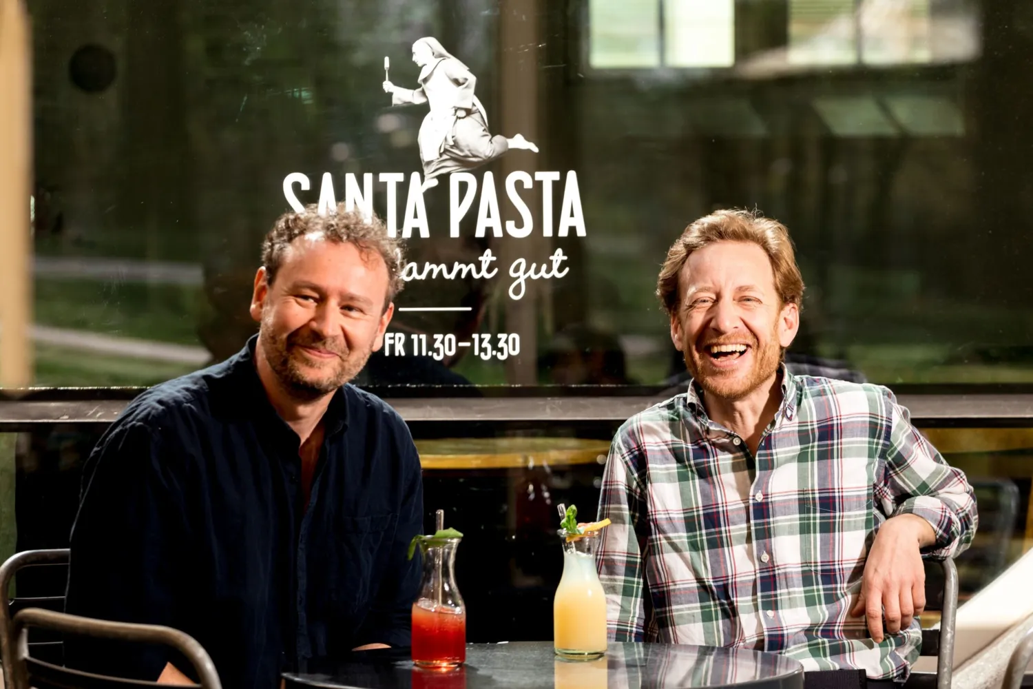 Santa Pasta-Gründer Gabriel Tenger zusammen mit ZUM KUSS-Gastgeber Roger Greiner