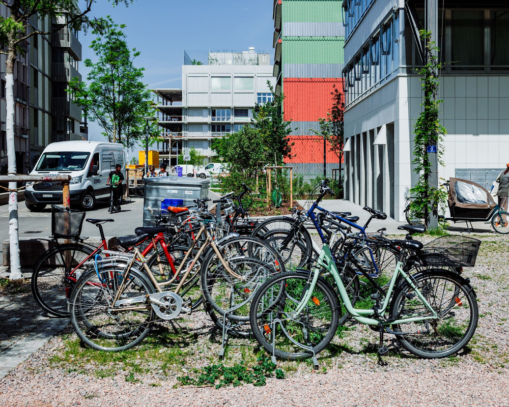 Volta Nord / Lysbüchel Süd: Velos sind im Bereich Lysbüchel Süd überall präsent. Blick auf einen zentralen Veloständer Richtung Beckenweg.