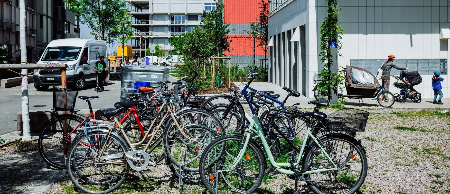 Volta Nord / Lysbüchel Süd: Velos sind im Bereich Lysbüchel Süd überall präsent. Blick auf einen zentralen Veloständer Richtung Beckenweg.