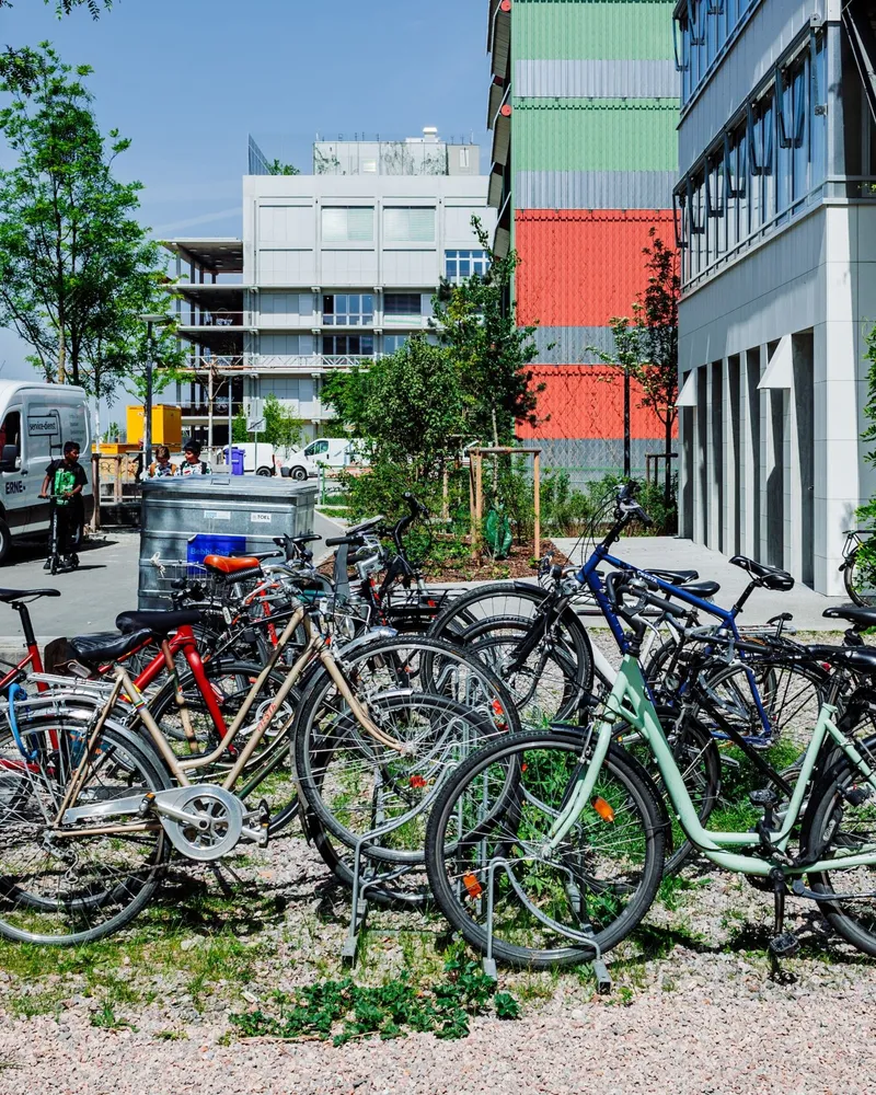 Volta Nord / Lysbüchel Süd: Velos sind im Bereich Lysbüchel Süd überall präsent. Blick auf einen zentralen Veloständer Richtung Beckenweg.