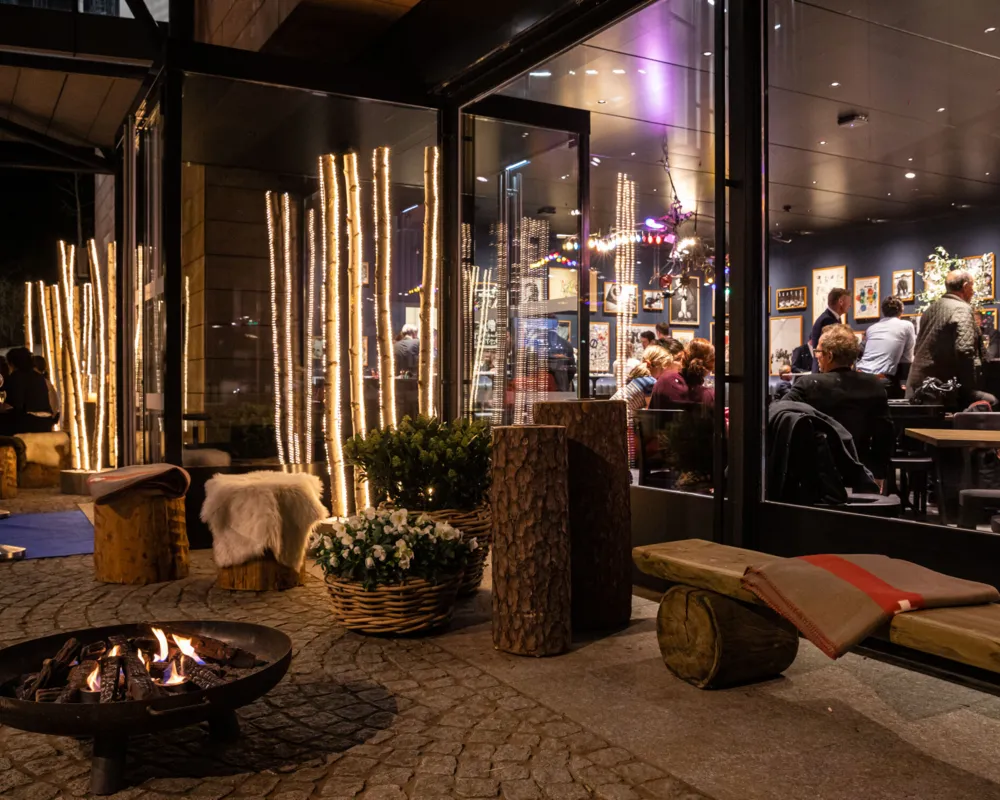 Festlich zu Tisch bei Jean Tinguely