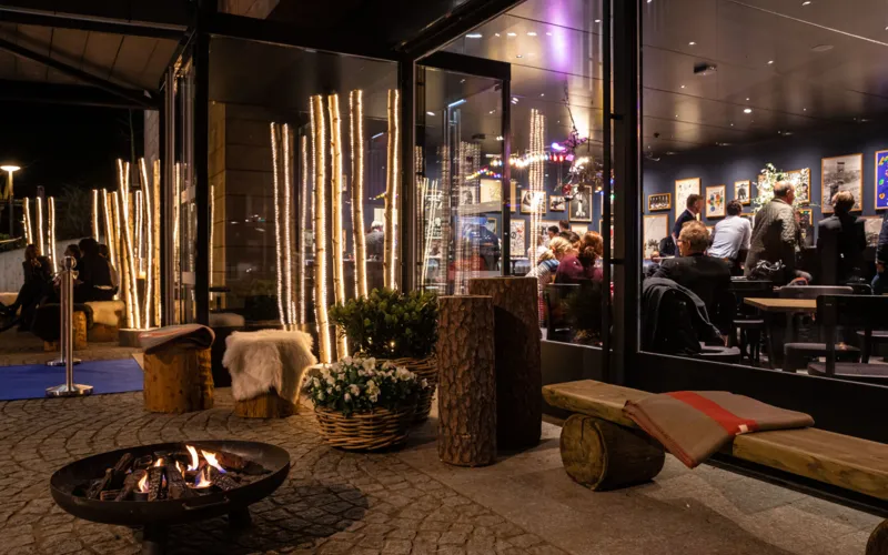 Festlich zu Tisch bei Jean Tinguely