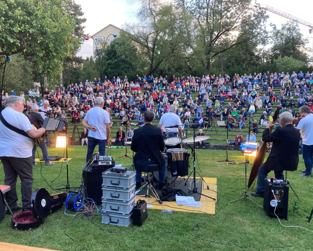 Live-Musik unter Bäumen