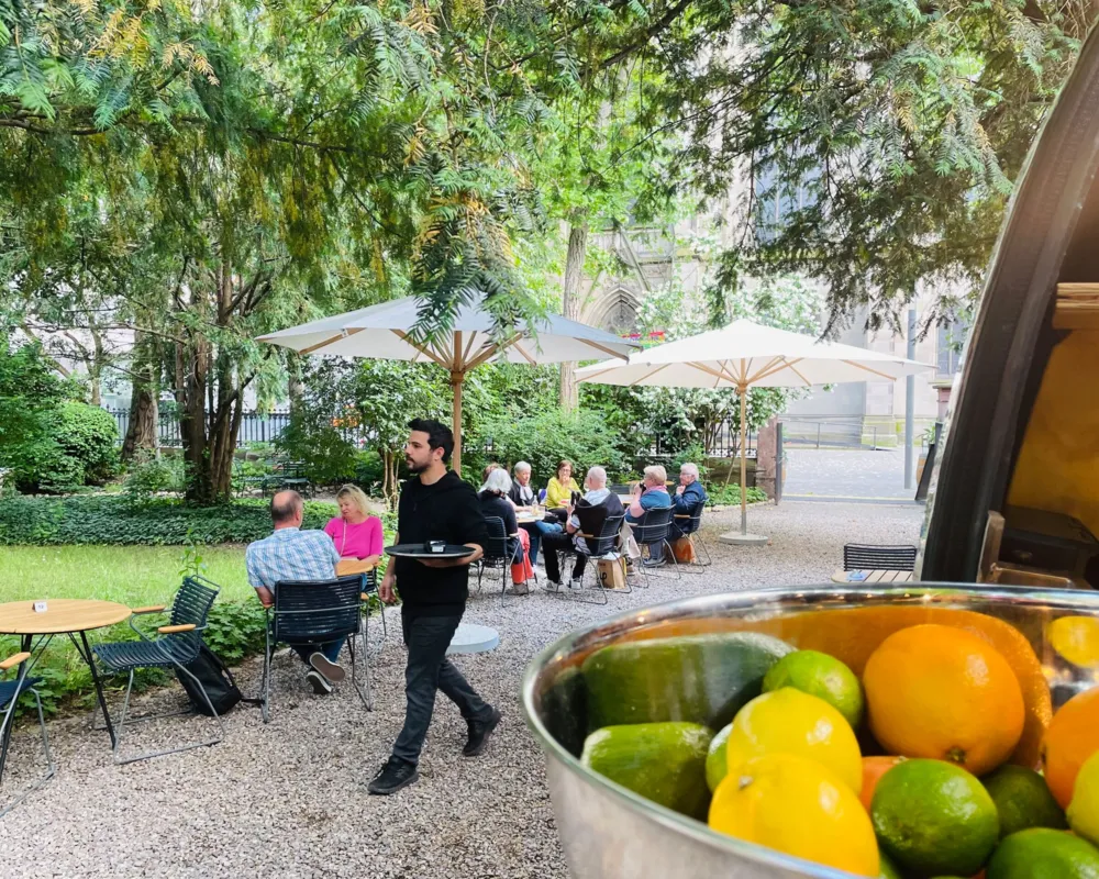 Sommeridylle im grünen Stadtgärtchen