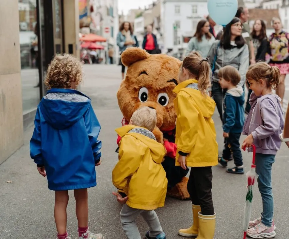 Spielen, schlecken, staunen