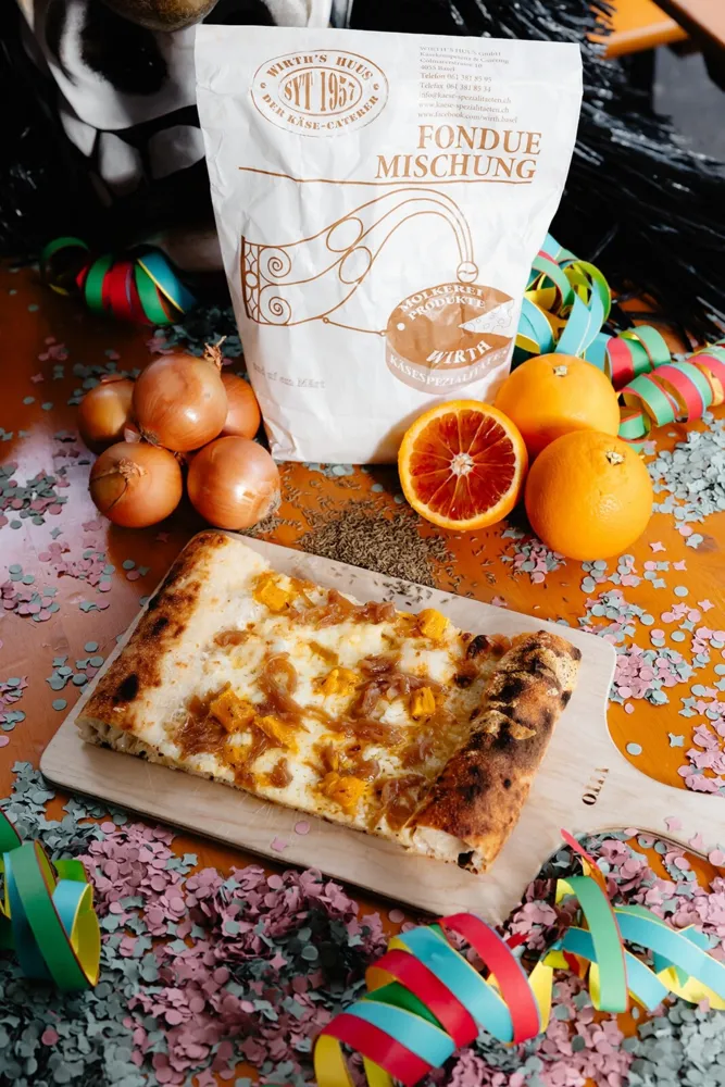 ... eine vegetarische Kääs-Ziibele-Pizza in Zusammenarbeit mit dem Wirths Huus!