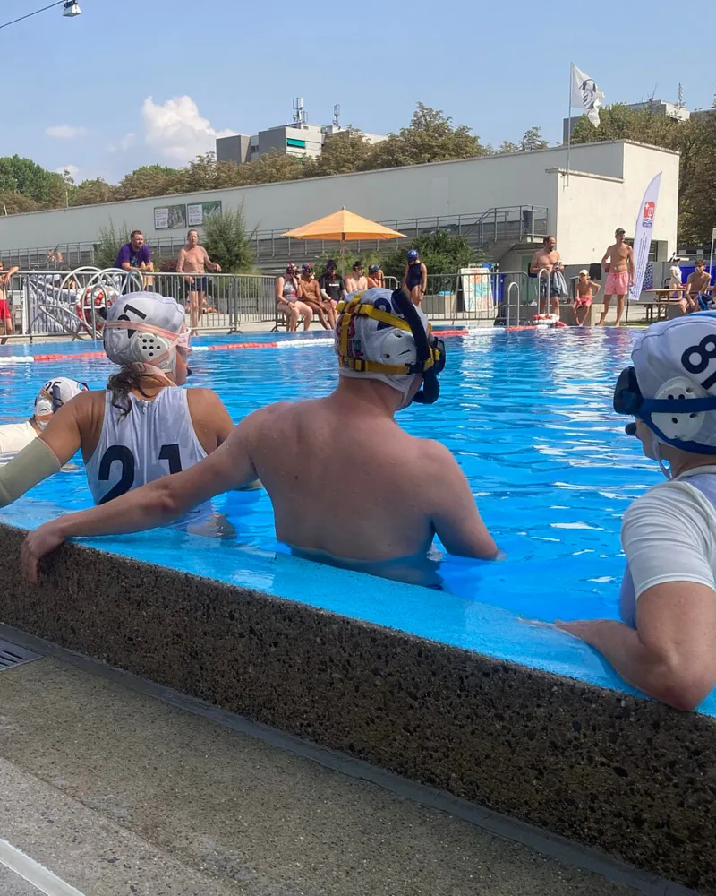 Dreidimensionales Ballspiel unter Wasser