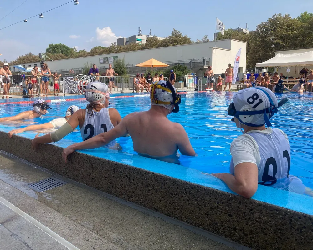 Dreidimensionales Ballspiel unter Wasser