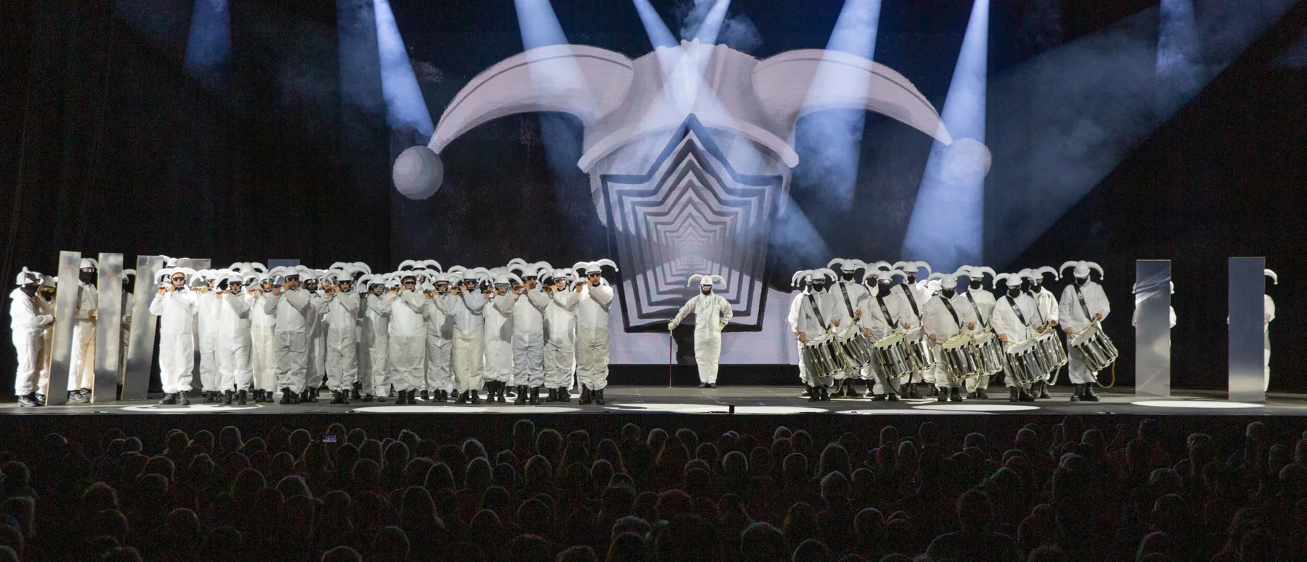 Weg von der bisherigen Frontal-Inszenierung – hin zur runden 360 Grad-Arena im 2025!