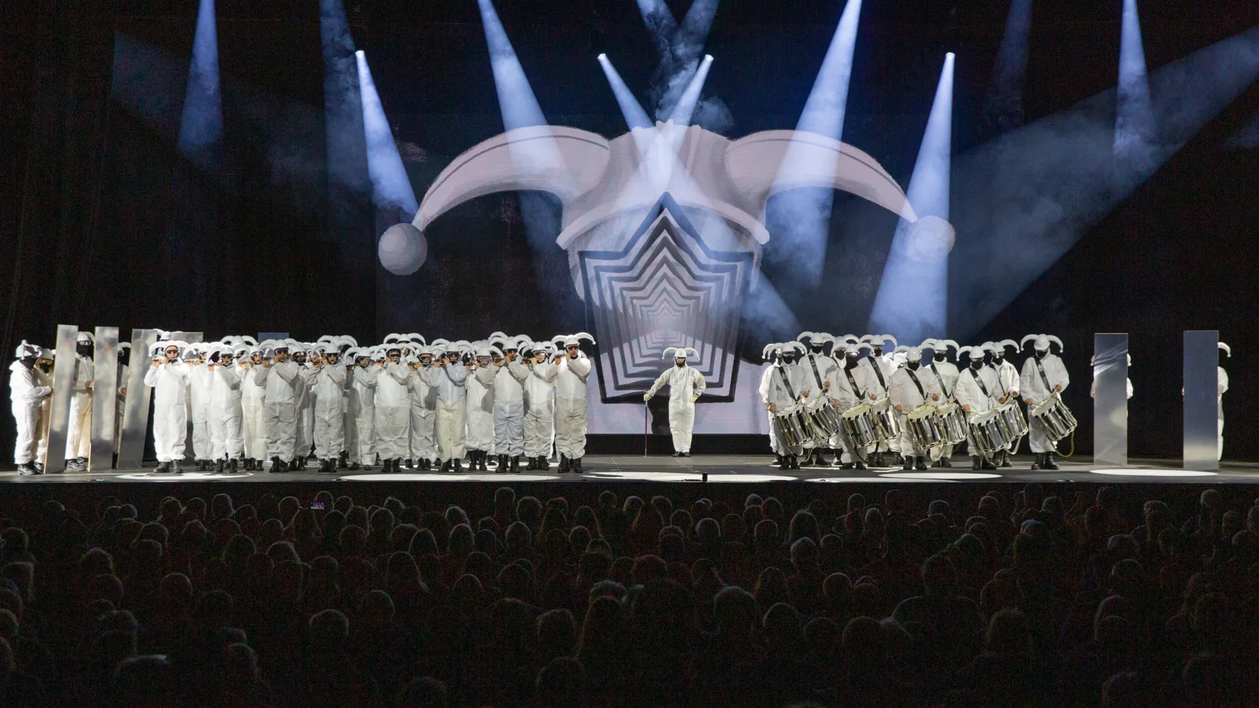 Weg von der bisherigen Frontal-Inszenierung – hin zur runden 360 Grad-Arena im 2025!