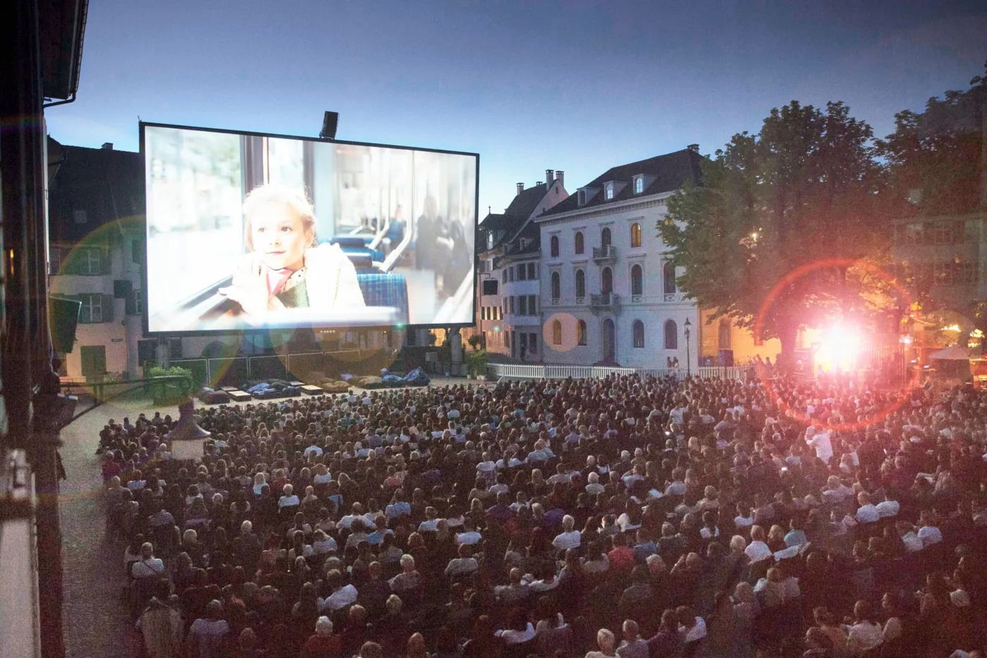 Besucher verfolgen den Film "ME BEFORE YOU" im Allianz Cinema, dem Openair-Kino am Freitag, 12. August 2016 in Basel. (PPR/Dominik Baur)