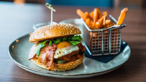 Burger-Schiff uff em Rhy