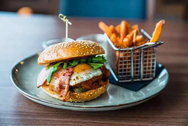 Burger-Schiff uff em Rhy