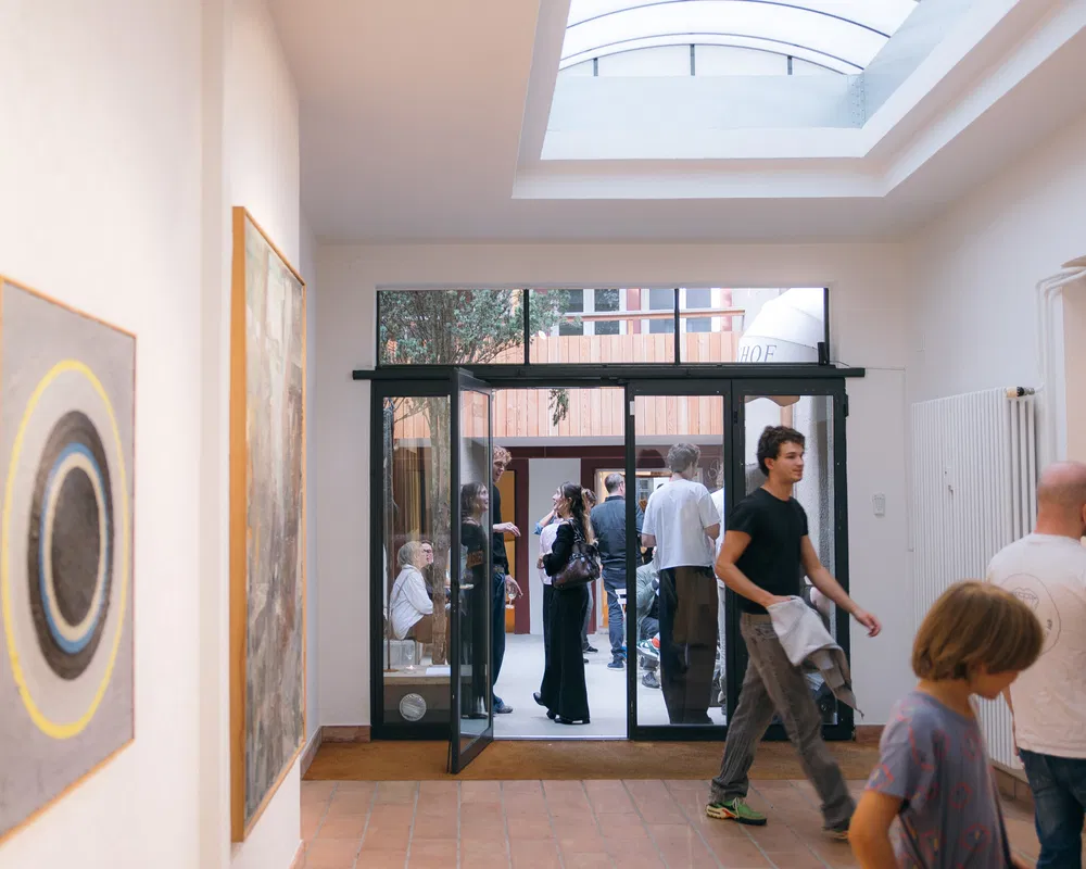 Kunst auf Leinwand und Teller