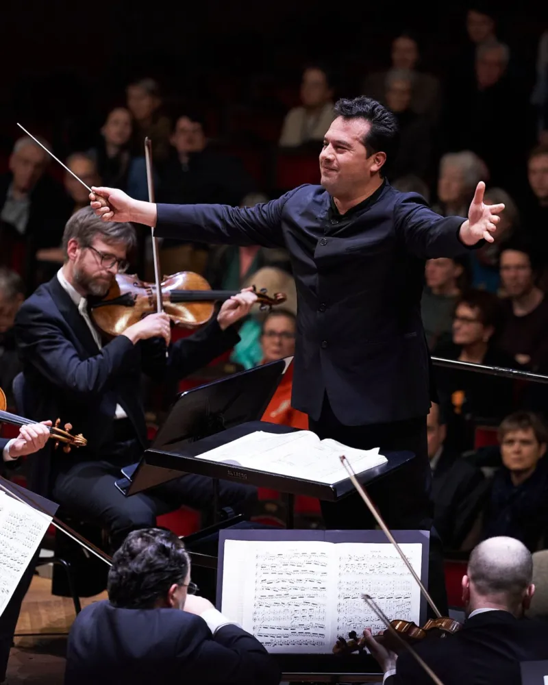 Dirigent Robert Treviño mit Sinfonieorchester Basel