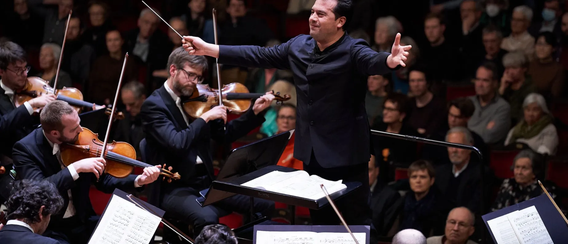Dirigent Robert Treviño mit Sinfonieorchester Basel