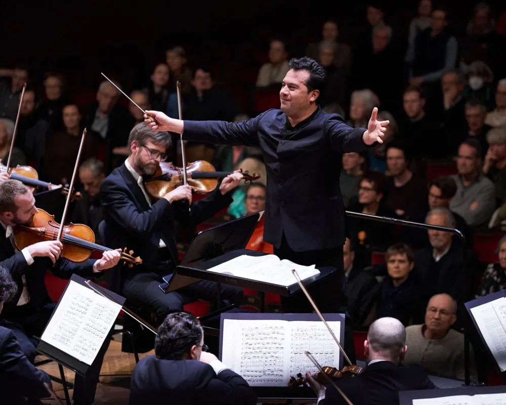Dirigent Robert Treviño mit Sinfonieorchester Basel
