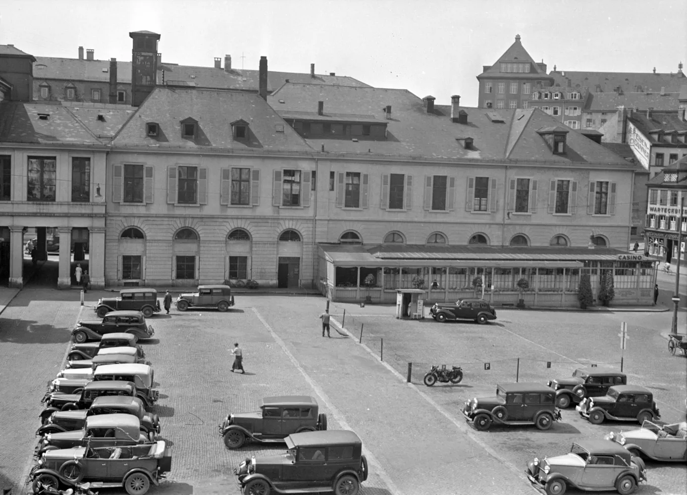 Das Stadtcasino am Barfüsserplatz samt Parkplatz in den 1930er-Jahren.