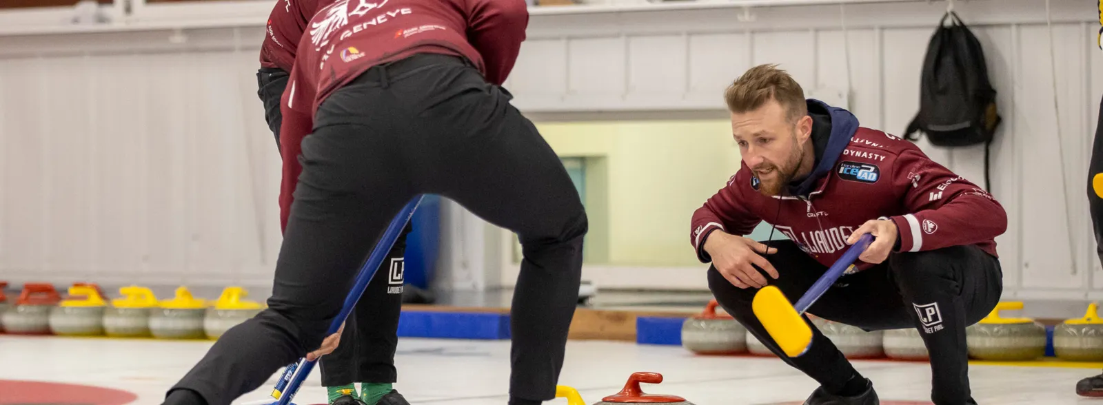 Curling spielende Leute