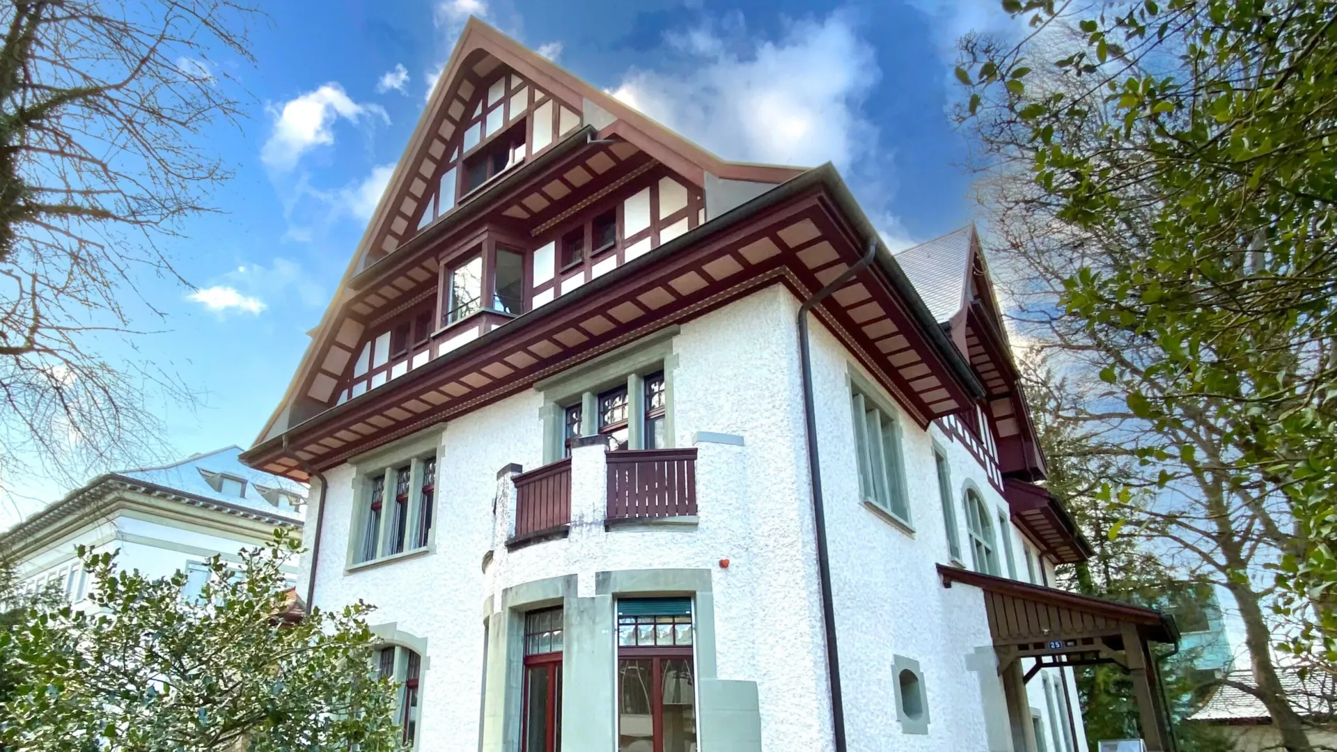 Frau und Familie, Aussenansischt